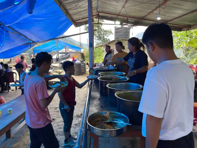 સિંગતમ ગામમાં આવેલા મંદિરના પાછળના ભાગમાં એક વિશાળ સામુદાયિક રસોડું બનાવવામાં આવ્યું છે