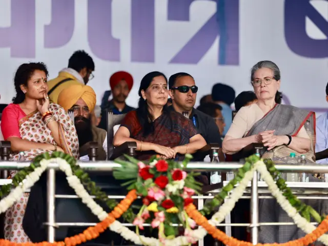 మెగా ర్యాలీలో వేదికపై ఝార్ఖండ్ మాజీ ముఖ్యమంత్రి హేమంత్ సోరెన్ భార్య కల్పనా సోరెన్, సునీతా కేజ్రీవాల్, సోనియా గాంధీ