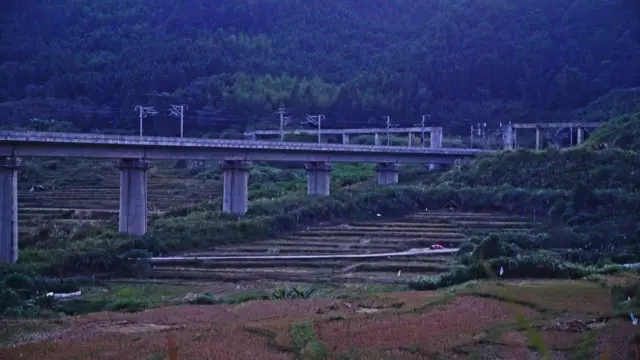 高铁穿过农村