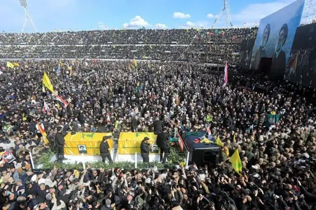 Hassan Nasrallah, Katibu Mkuu wa Hezbollah nchini Lebanon, aliuawa tarehe 25 Septemba 2024, na mazishi yake yalifanyika tarehe 25 Februari 2025, miezi mitano baadaye.