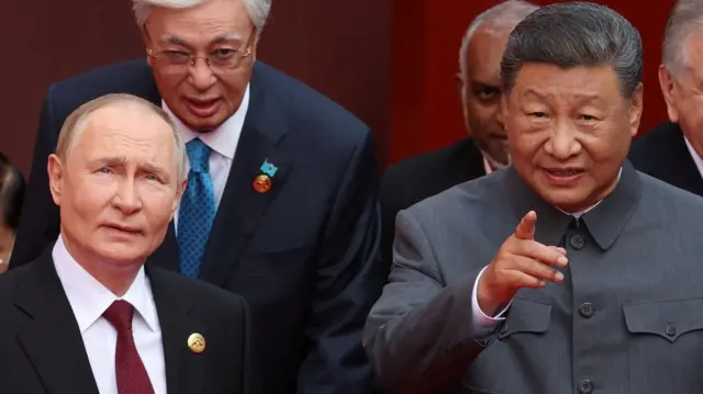 Vladimir Putin ve Şi Cinping Çin'de birlikte gazetecilere poz veriyor görülüyor (3 Eylül 2025)