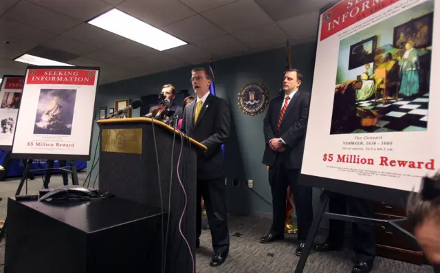 የኤፍ ቢአይ ባልደረባ መግለጫ ሲሰጡ