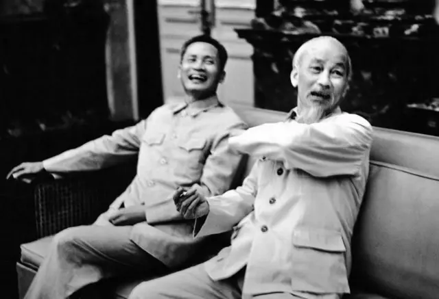 આધુનિક વિયેતનામના સ્થાપક રાષ્ટ્રપતિ, અંકલ હો, રાષ્ટ્રપતિ હો ચી મિન્હ, અમેરિકાને ભાગવા મજબૂર કર્યું, ફ્રાન્સ અને જાપાનને હંફાવ્યા, વિવેચના, રેહાન ફઝલ, ઇતિહાસ, બીબીસી ગુજરાતી, 