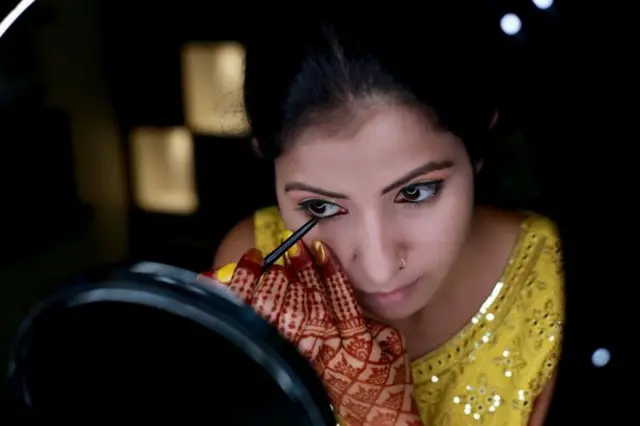 మేకప్, సౌందర్య ఉత్పత్తులు