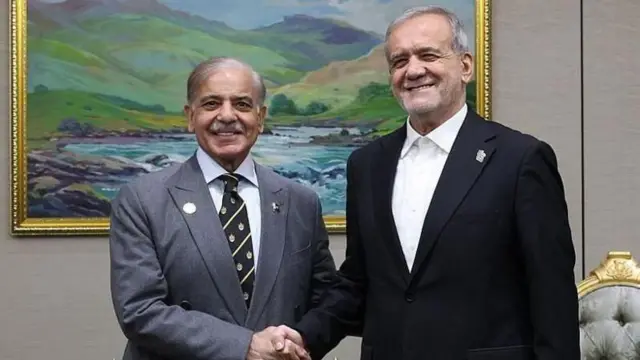 इराणचे राष्ट्राध्यक्ष मसूद पेजेश्कियान यांच्याबरोबर पाकिस्तानचे पंतप्रधान शहबाज शरीफ