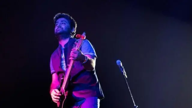 ভারতের অন্যতম জনপ্রিয় কণ্ঠশিল্পী ও বিশ্বে প্লেব্যাক গানের জগতে সুপরিচিত নাম অরিজিৎ সিং বহু সুপারহিট গানে কণ্ঠ দিয়েছেন