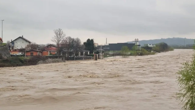 Nabujala reka u stabenom naselju