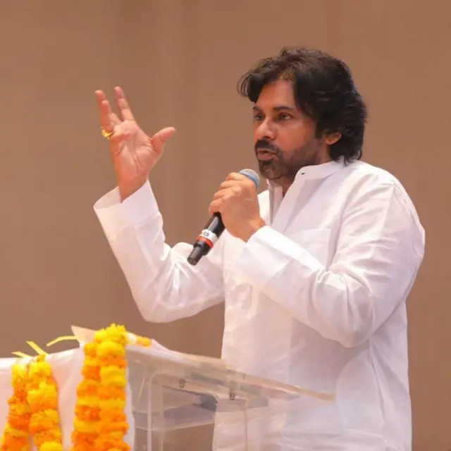 பவன் கல்யாண், ஜனசேனா, தமிழ்நாடு அரசியல், தெலுங்கு பேசும் மக்கள், தமிழ்நாட்டில் தெலுங்கு மக்கள் தொகை, மொழி அரசியல், பிரஜா ராஜ்யம் கட்சி, சிரஞ்சீவி, தேசிய ஜனநாயக கூட்டணி, உதயநிதி, திமுக, சனாதனம்