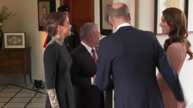 ब्रिटेनका राजकुमार र वेल्सकी राजकुमारीलाई स्वागत गर्दै जोर्डनका राजा र रानी