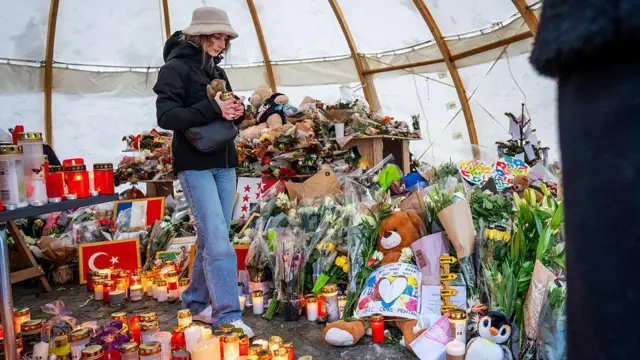 Velas y flores en homenaje al incendio que dejó 40 personas muertas y 116 heridos, el 9 de enero de 2026, en Suiza.