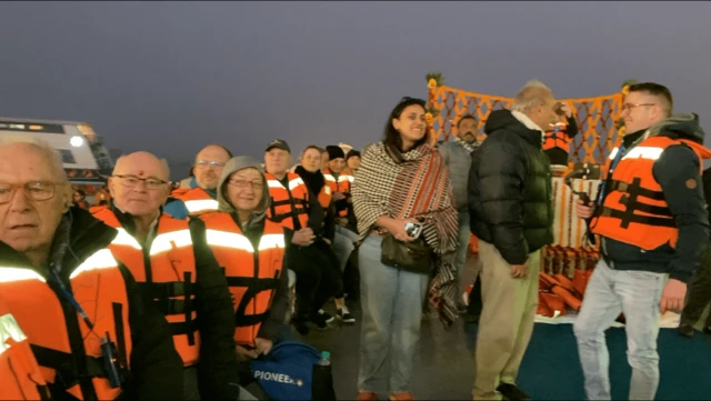 ক্রুজের প্রথম যাত্রায় সামিল পর্যটকদের একাংশ