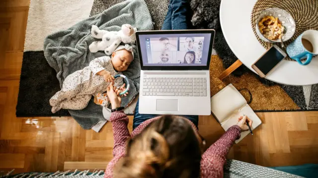 Kerja fleksibel lebih mengeksploitasi perempuan dibanding laki-laki, karena lebih menekankan status utama mereka sebagai pengasuh.