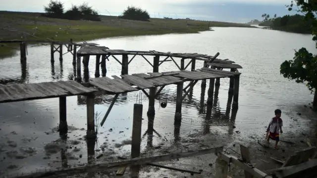 Jalan treking mangrove yang rusak di objek wisata Green Talao Park Ulakan Padang Pariaman, Sumatera Barat, Rabu (7/8/2024). Desa wisata peraih anugerah desa wisata Indonesia (ADWI) 2022 sebagai desa terbaik yang memiliki treking mangrove sepanjang 1,8 kilometer itu kini kondisinya rusak dan terbengkalai.