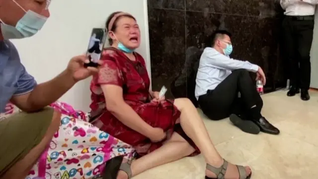 2021'de Evergrande merkezinde yapılan protestoda ağlayan bir kadın