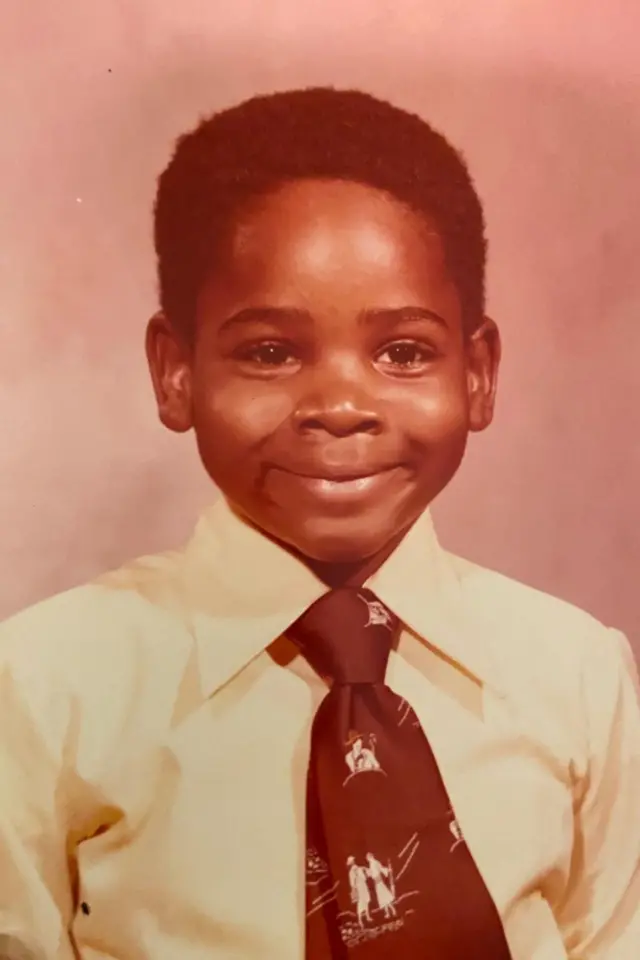 Retrato de Vamarr Hunter com nove anos de idade, vestindo camisa e gravata