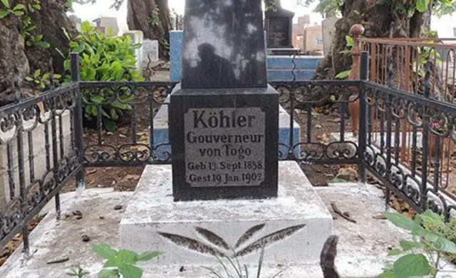Une tombe sur laquelle est écrit le nom de l'ancien gouverneur allemand de Lomé.