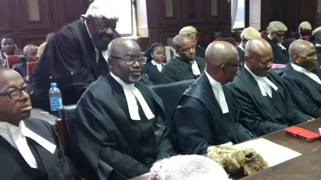 Ndị ọkaiwu na-annọchite anya Nnamdi Kanu n'ụlọikpe dị n'Abụja