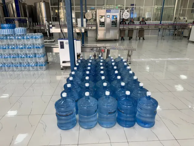 एक पानी उद्योगभित्रको दृश्य। 