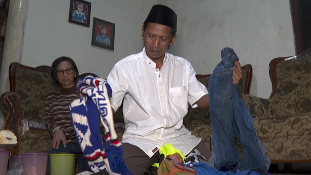 Devi Athok Yulfitri, 43 tahun, kehilangan dua putrinya, Natasha Debi dan Naila Debi, serta mantan istrinya Gebi Asta Putri.