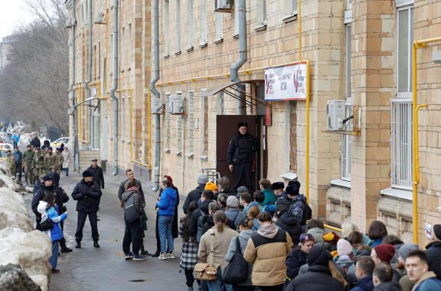 Pessoas na fila para votar em Moscou neste domingo (17)