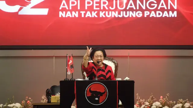 Ketua Umum PDI Perjuangan Megawati Soekarnoputri berpidato saat perayaan HUT ke-52 PDI Perjuangan di Jakarta, Jumat (10/1/2025). 