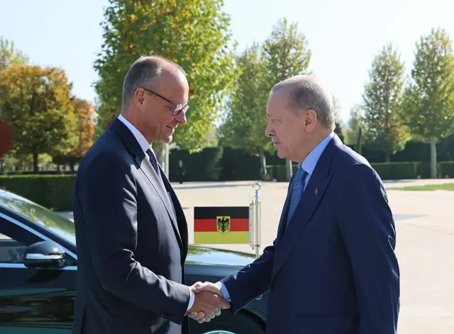 Merz ve Erdoğan el sıkışıyor