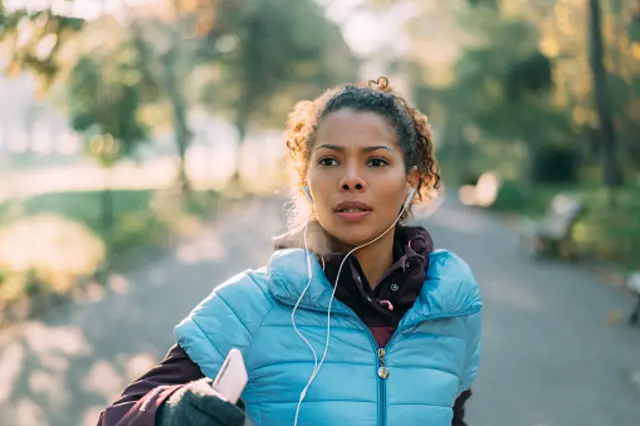 උදාහරණ ලෙස යම් ආයතනයක සේවකයෙකු තම දරුවාගේ උපන්දින සාදයේදී තම ක්ෂේත්‍රයේ කෙනෙකු සමඟ කතාබස් කරන අතරේදී ඔහුගේ කතාබහ හදිසියේම වෘත්තිමය කතාබහකට පරිවර්තනය වීම හෝ සේවකයෙකු තම ප්‍රධානියා රැස්වීමකදී සඳහන් කළ පොතක් අන්තර්ජාලයෙන් බාගත කරගෙන, ඔහුගේ දෛනික ඇවිදීමේ වෙලාවේදී එයට සවන් දීමත්, විටින් විට ඇවිදීම නවතා කරුණු සටහන් කරගැනීමත් දැක්විය හැකි ය.