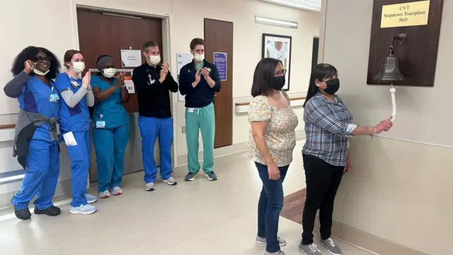 Jessica Lopez n lu aago lati ṣami wi pe o n fi ile iwosan silẹ.