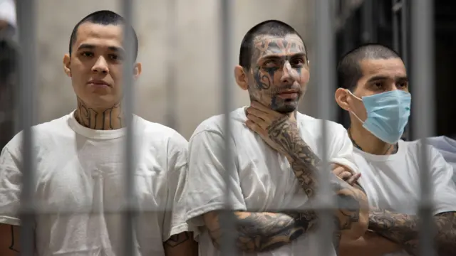 El Salvador: Ako gasho ko guhasha inkozi z’ibibi ruhasha, kataziriwe CECOT.