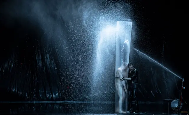 صحنه‌ای از رقص جوهر