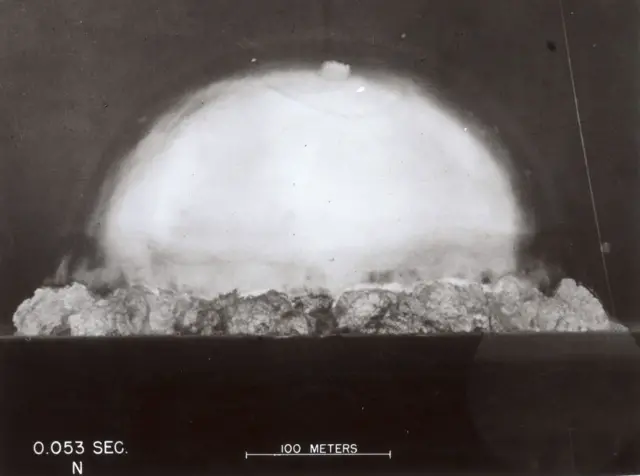 Foto en blanco y negro de una gran burbuja producida a 0,53 segundos de una explosión nuclear en el desierto de Nuevo México