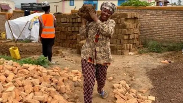 Nyirahirwa, mmoja wa wafanyakazi wake, ambaye watoto wake wanamuona Cyuzuzo kuwa  mfano wa kuigwa
