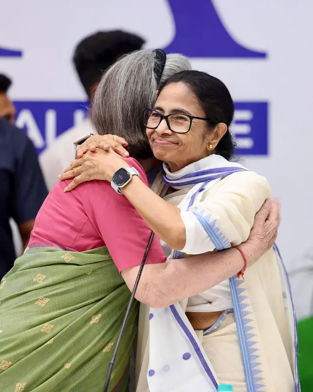 दो साल बाद हुई इंडिया गठबंधन की बैठक में सोनिया गांधी और ममता बनर्जी ने गले लगकर एक-दूसरे के प्रति इस तरह समर्थन जताया.