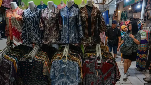 Pengunjung memilih pakaian batik di Pasar Grosir Batik Setono, Kota Pekalongan, Jawa Tengah, Selasa (30/12/2025). 
