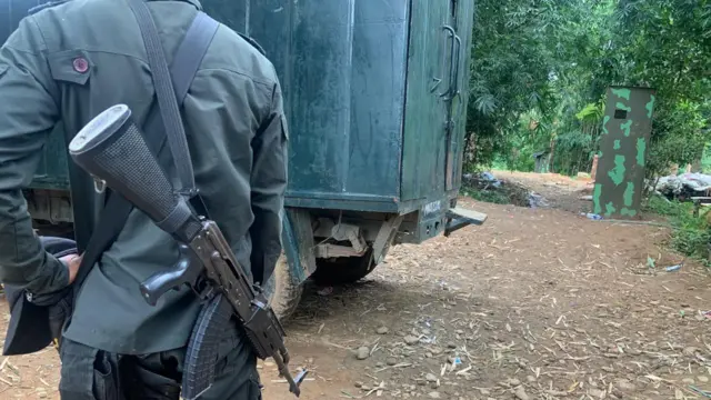 इंफाल वेस्ट के एक संवेदनशील इलाके में तैनात मणिपुर राइफल का जवान.