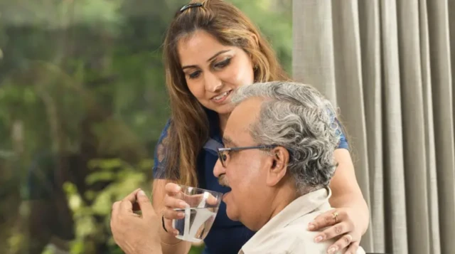 ਪਾਣੀ ਪੀਂਦੇ ਬਜ਼ੁਰਗ