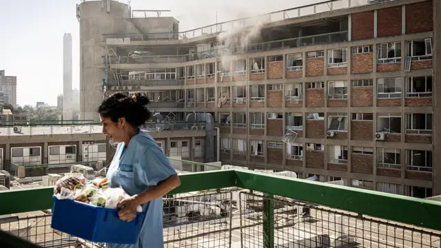 Una enfermera carga material médico luego de que el hospital de soroka en israel fue atacado por irán.