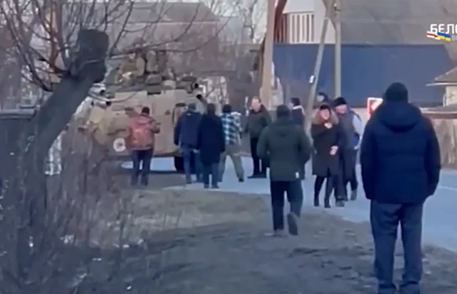 Korobov iddia edir ki, İçnya qəsəbəsindən olan və yerli sakinlərin rus hərbçilərinin yolunu kəsdiyi videoda göstərilənlər onun tağımının əsgərləridir.