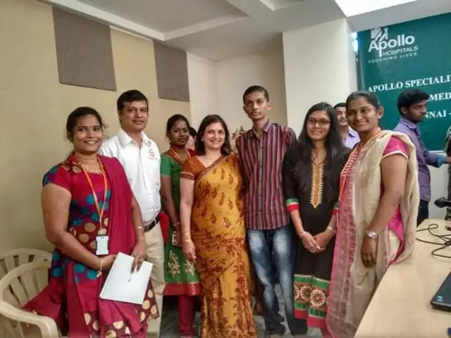 ચેન્નઈના દાત્રીના એક કાર્યક્રમમાં દાત્રીના તે વખતા પ્રતિનિધિઓ સાથે અંકિત અને જીનલબહેન