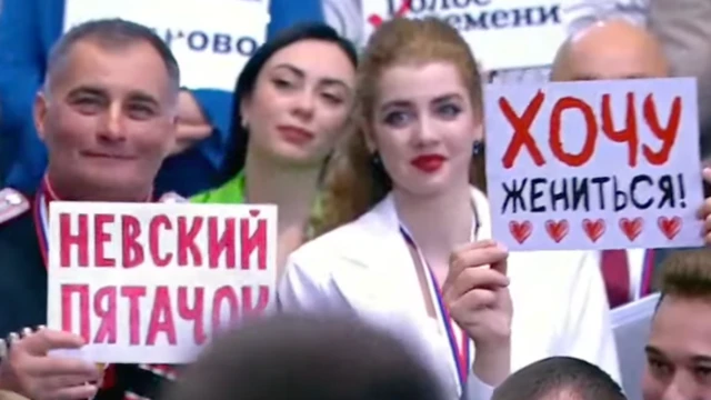 Плакати деяких присутніх на "Прямій лінії" Путіна, 19 грудня 2025 року