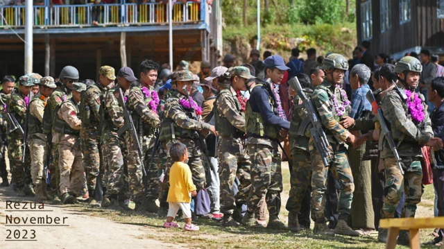 တိုက်ပွဲကပြန်လာတဲ့ ချင်းဒေသကာကွယ်ရေးတပ်ဖွဲ့ဝင်တွေကို ဒေသခံတွေက ကြိုဆိုနေတဲ့မြင်ကွင်း