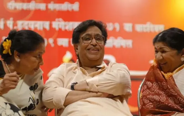 আশা ভোঁসলে, লতা মঙ্গেশকর এবং ভাই হৃদয়নাথ মঙ্গেশকর। ২০০৮ সালে তোলা ছবি। 