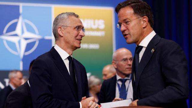 NATO Genel Sekreteri Jens Stoltenberg (solda) ve göreve en yakın isim olarak değerlendirilen Hollanda Başbakanı Mark Rutte.