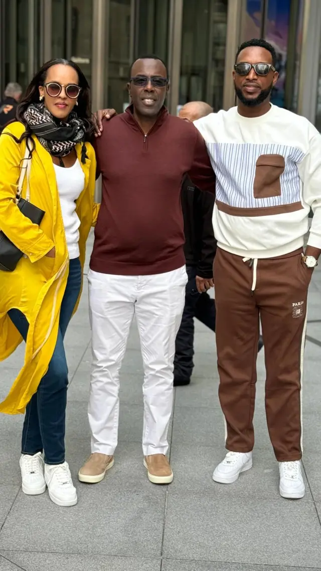 Daniella (ibumoso) na James (iburyo) bari kumwe na Felin Gakwaya (hagati)