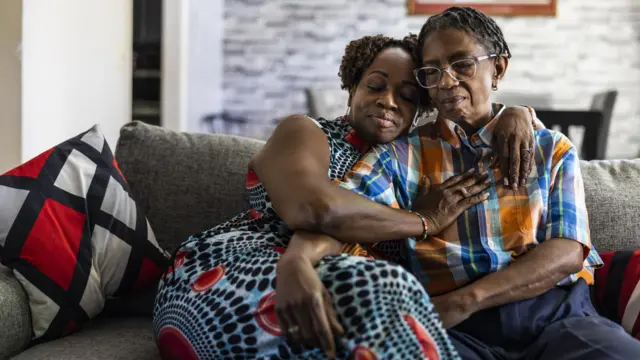 Casal queer no sofá, abraçadas