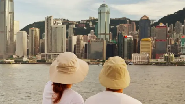 ቆቢዕ ዝገበሮ ኤሪክን ኤሚልን ኣብ ደንደንስ ማይ ኰይኖም ናብታ ስግር ዘላ ከተማ የማዕድዉ