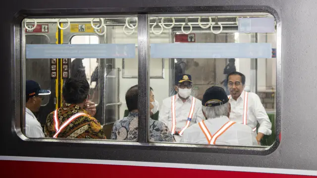 Presiden Jokowi tidak pakai masker.