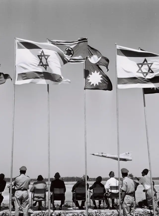 राजा महेन्द्रले इजरेली सैन्य शिविरमा पुगेर लडाकु विमान उडिरहेका दृश्य पनि अवलोकन गरेका थिए