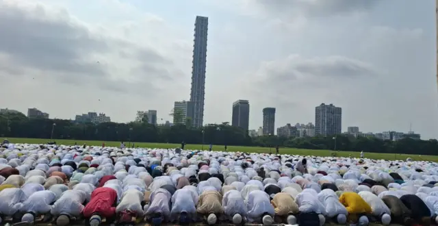 বৃহস্পতিবার ব্রিগেড প্যারেড গ্রাউন্ডে নামাজ পড়ছেন সকলে