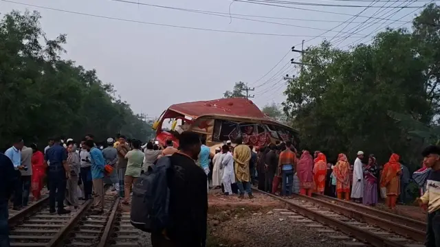 দুর্ঘটনার প্রায় আট ঘণ্টা পরে ঢাক-চট্টগ্রাম রেল যোগাযোগ স্বাভাবিক হয় 